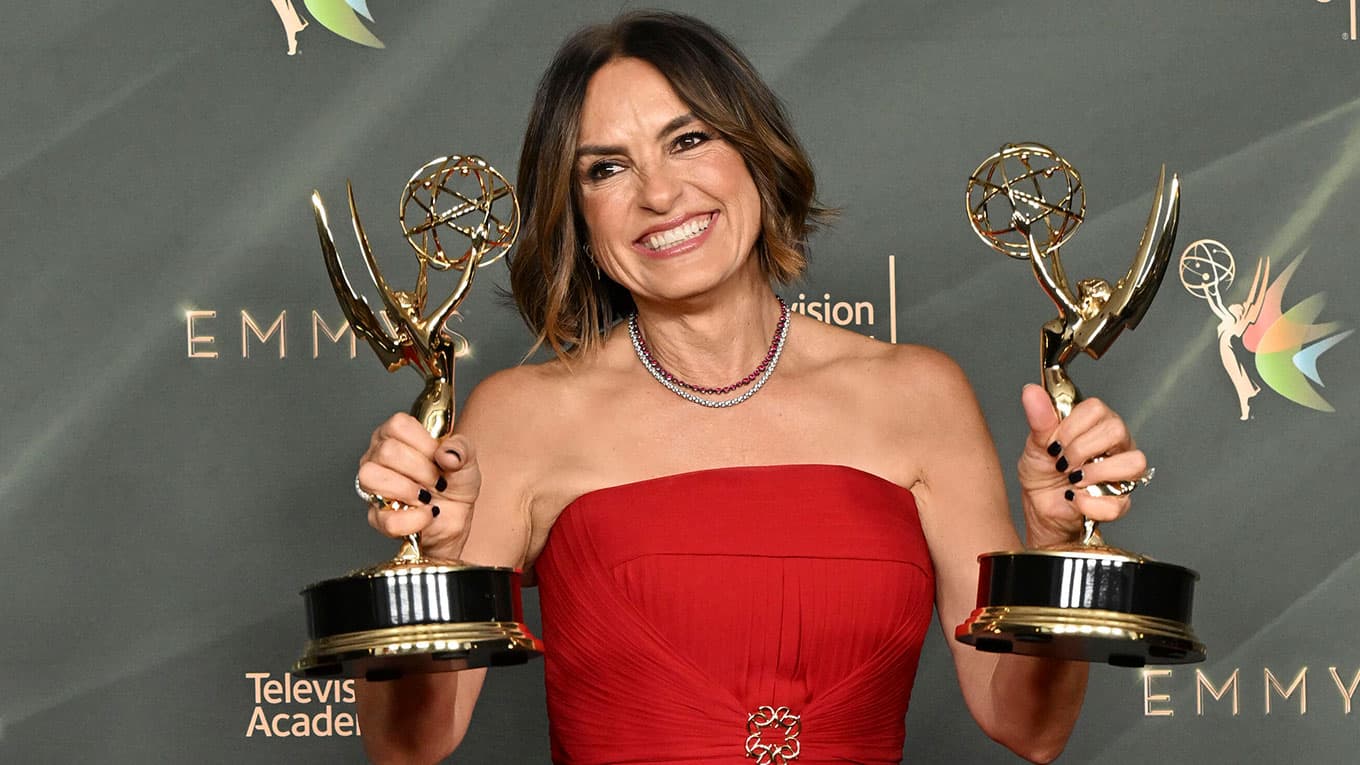 Schauspielerin Mariska Hargitay mit ihren Emmy Awards