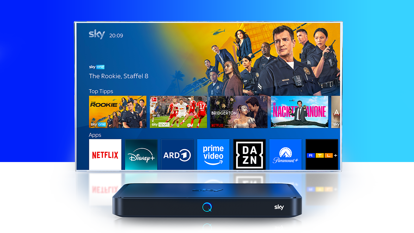 Sky Q Receiver vor einem Fernseher, der das Sky Q UI zeigt.