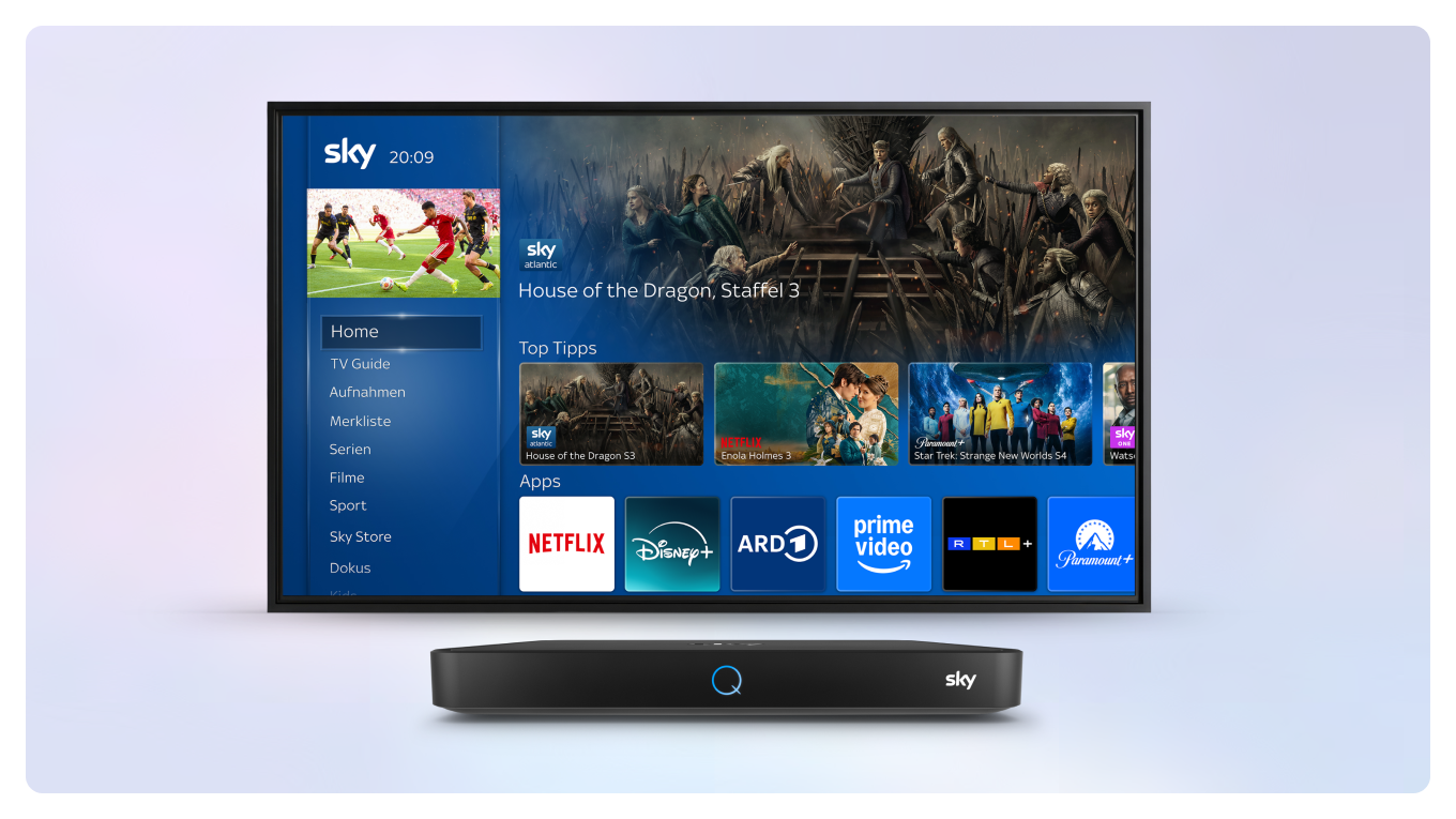Sky Q Receiver vor einem Fernseher, der das Sky Q UI zeigt.