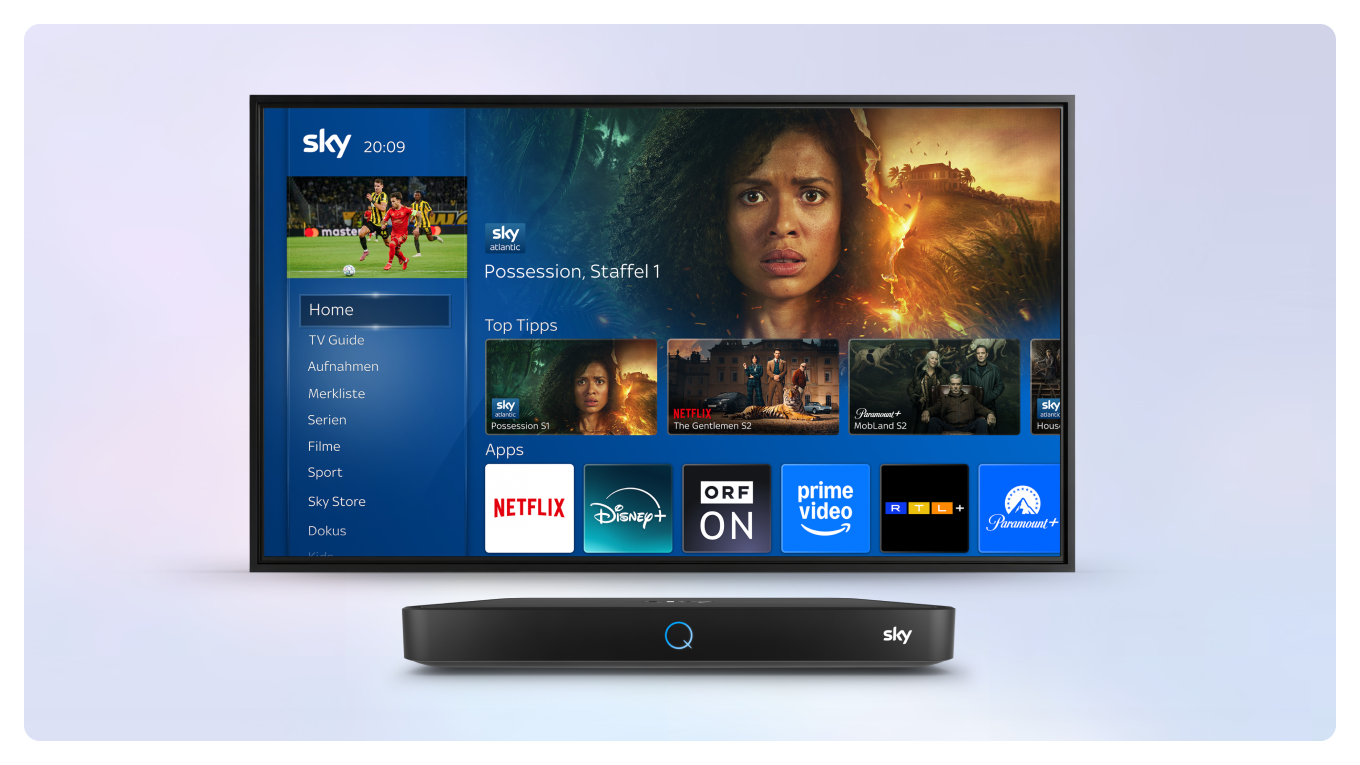 Sky Q Receiver vor einem Fernseher, der das Sky Q UI zeigt.