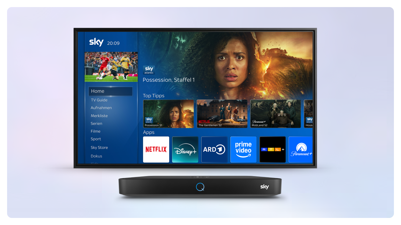 Sky Q Receiver vor einem Fernseher, der das Sky Q UI zeigt.