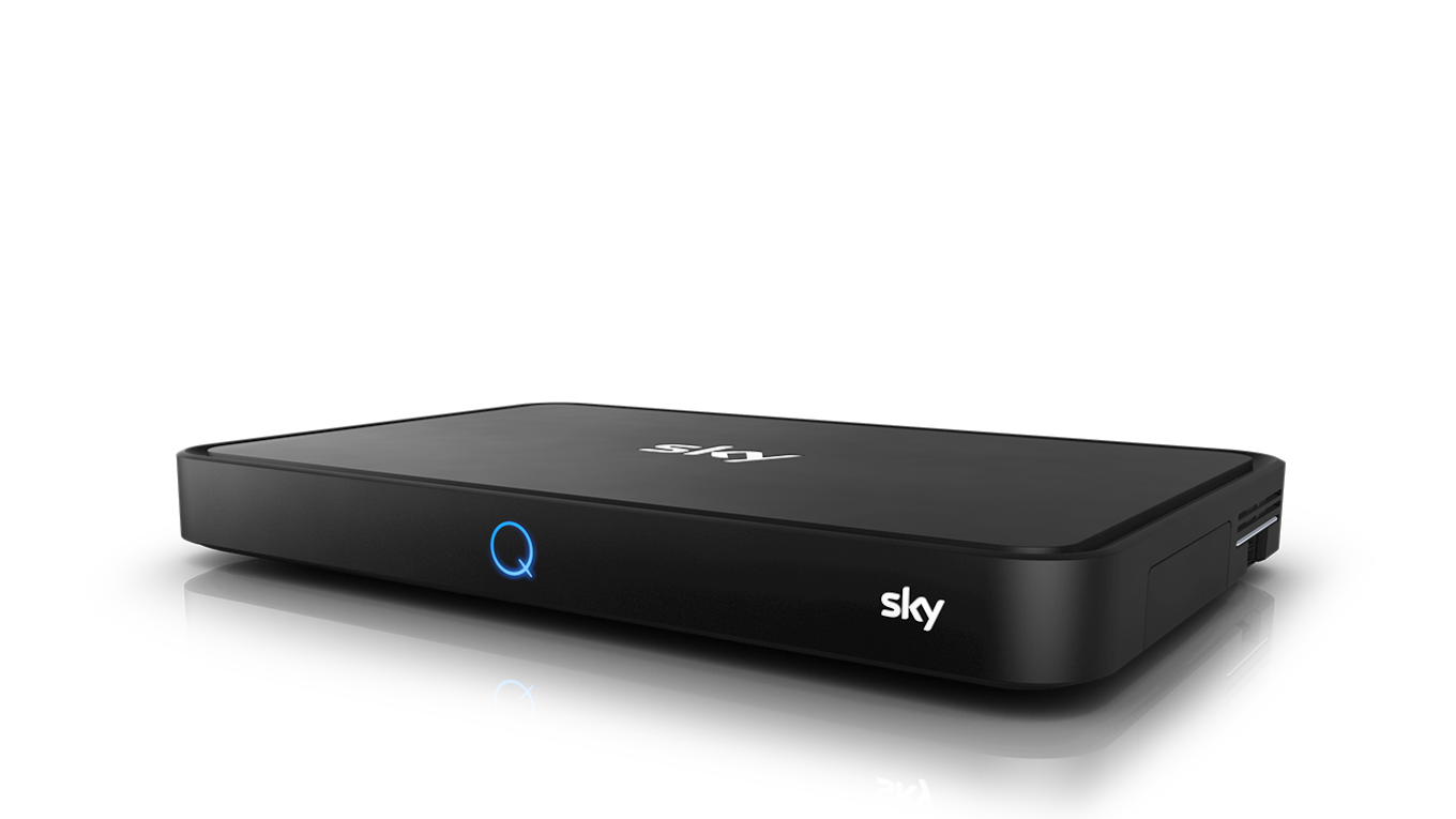 Ein Sky Q Receiver unter dem Sky Q Logo in weiß.
