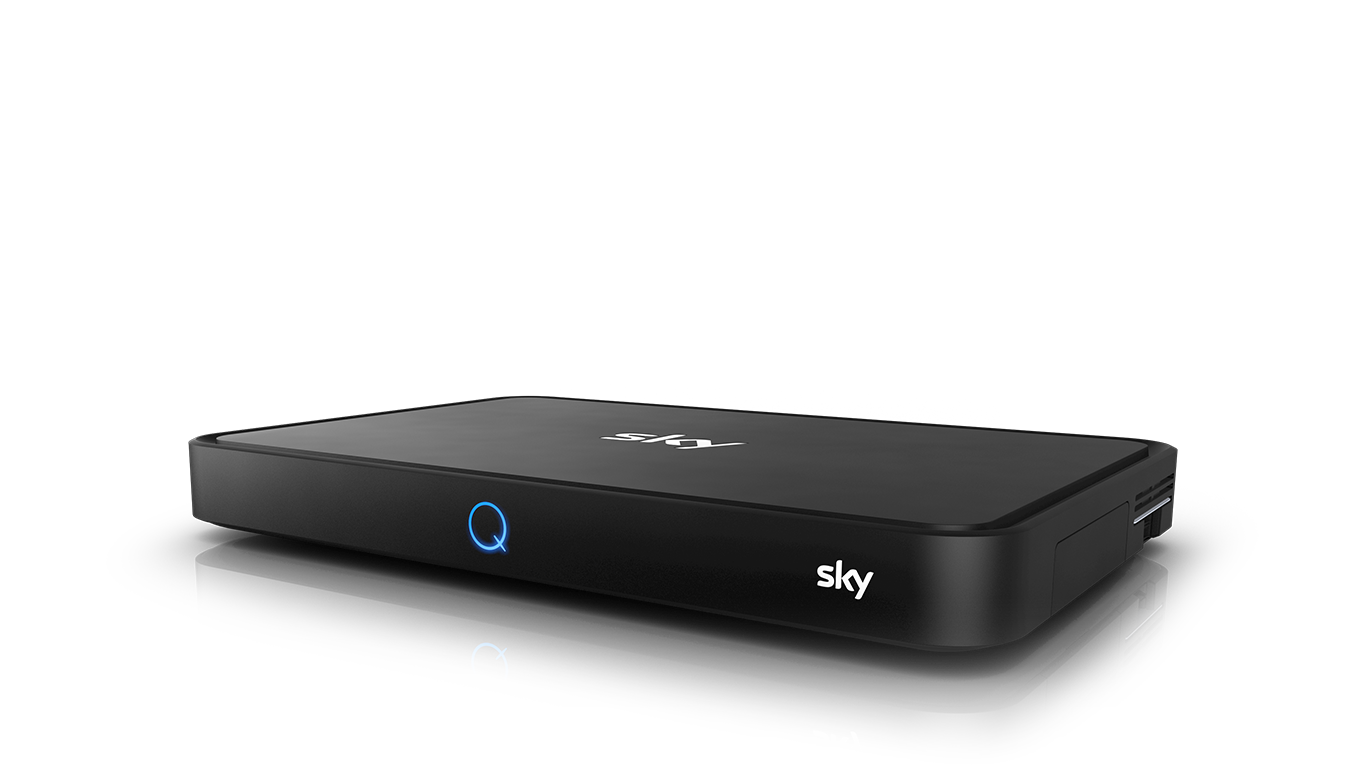 Ein Sky Q Receiver unter dem Sky Q Logo in weiß.