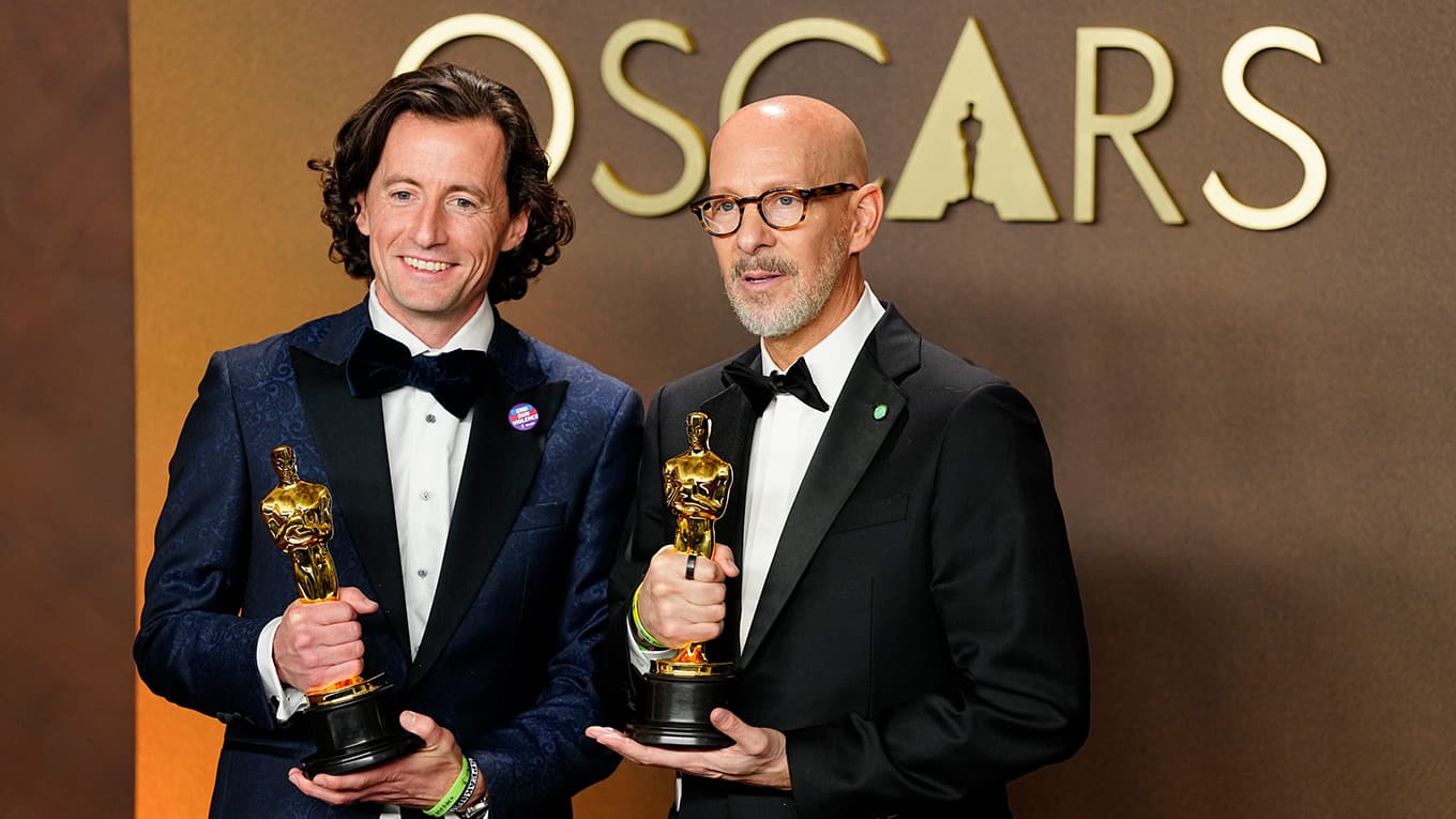Conall Jones und Joshua Seftel mit ihren Oscars 2026 für ihren besten Dokumentar-Kurzfilm All the Empty Rooms