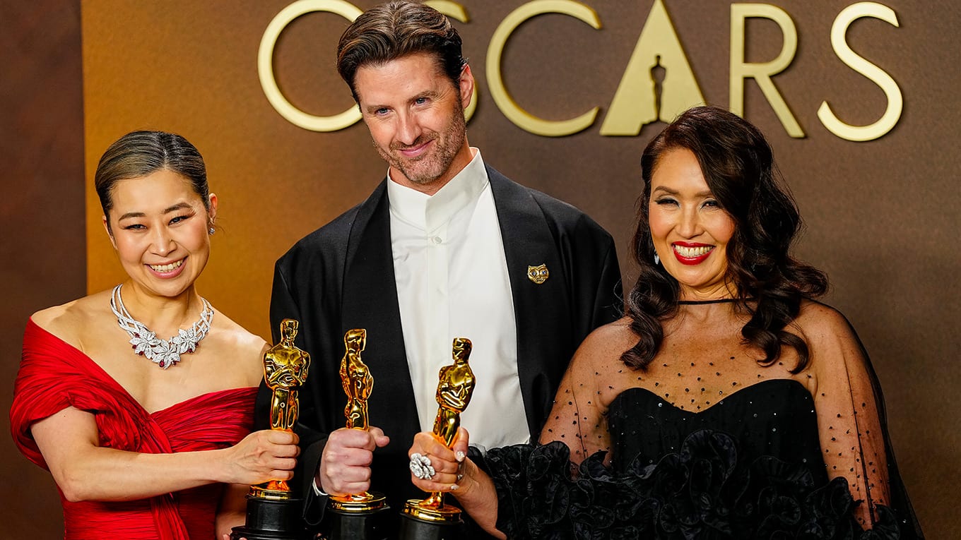 Michelle L.M. Wong, Chris Appelhans und Maggie Kang freuen sich über den Oscar 2026 für den besten Animationsfilm für KPop Demon Hunters