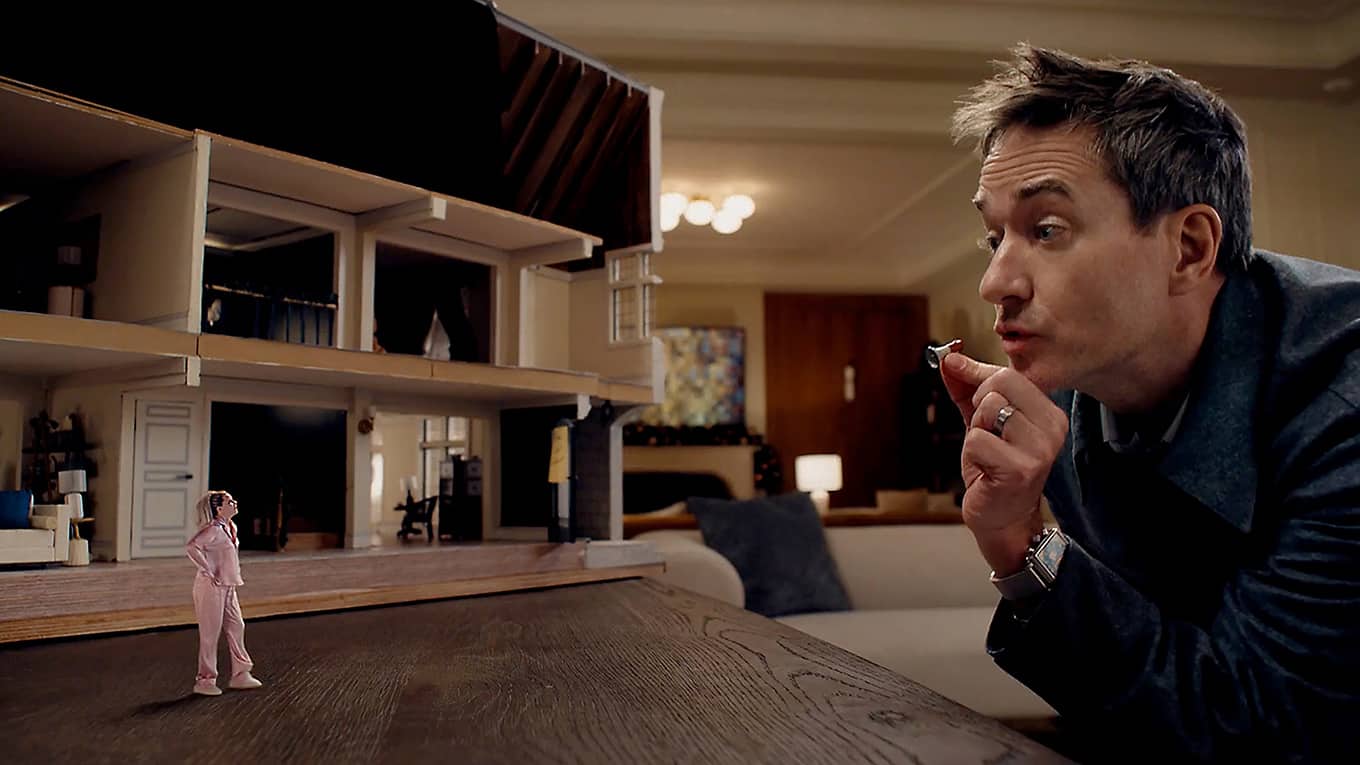 Szenenbild aus der Comedy-Damaserie The Miniature Wife mit Elizabeth Banks und Matthew Macfadyen