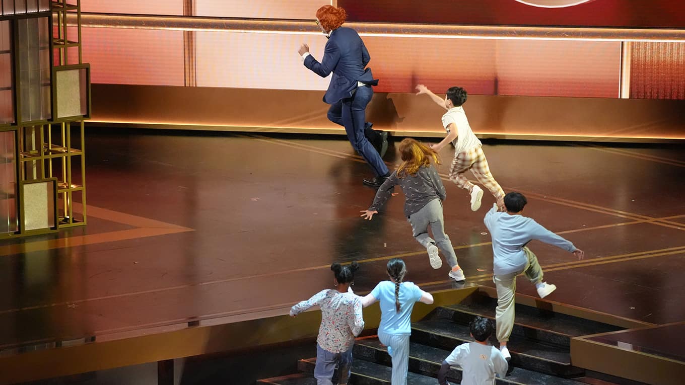 Bild von Oscar-Moderator Conan O'Brien, der sich als "Weapons"-Figur Gladys von Kindern durch den Saal jagen lässt