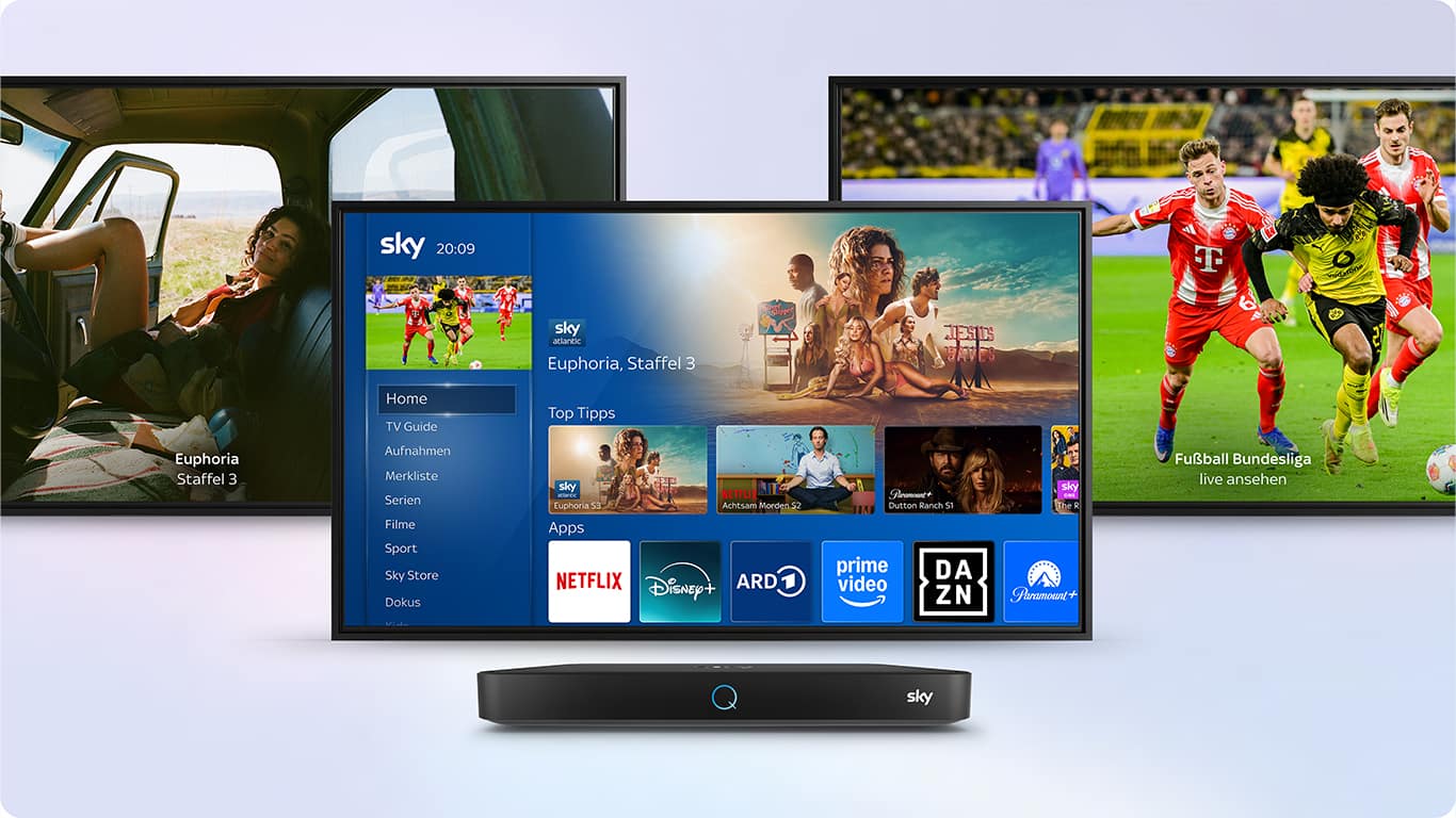 Im Vordergrund ist der Sky Q Receiver zu sehen und ein Fernseher mit dem Startbildschirm von Sky Q. Im Hintergrund sieht man auf zwei Fernsehern die Serie "Euphoria - Staffel 3" bzw. die Fußball Bundesliga laufen.