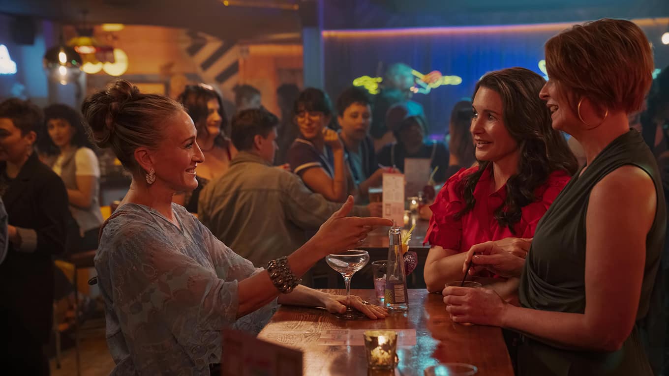 Foto mit Sarah Jessica Parker als Carrie Bradshaw, Cynthia Nixon als Miranda und Kristin Davis als Charlotte in And Just Like That... Staffel 3