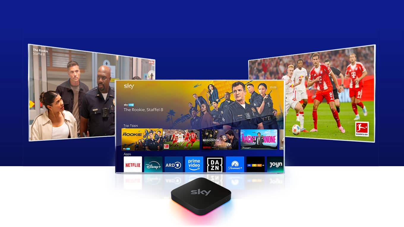 Sky Q Receiver vor einem Fernseher, der das Sky Q UI zeigt, versetzt dahinter zwei weitere Fernseher, die Inhalte von Sky zeigen.