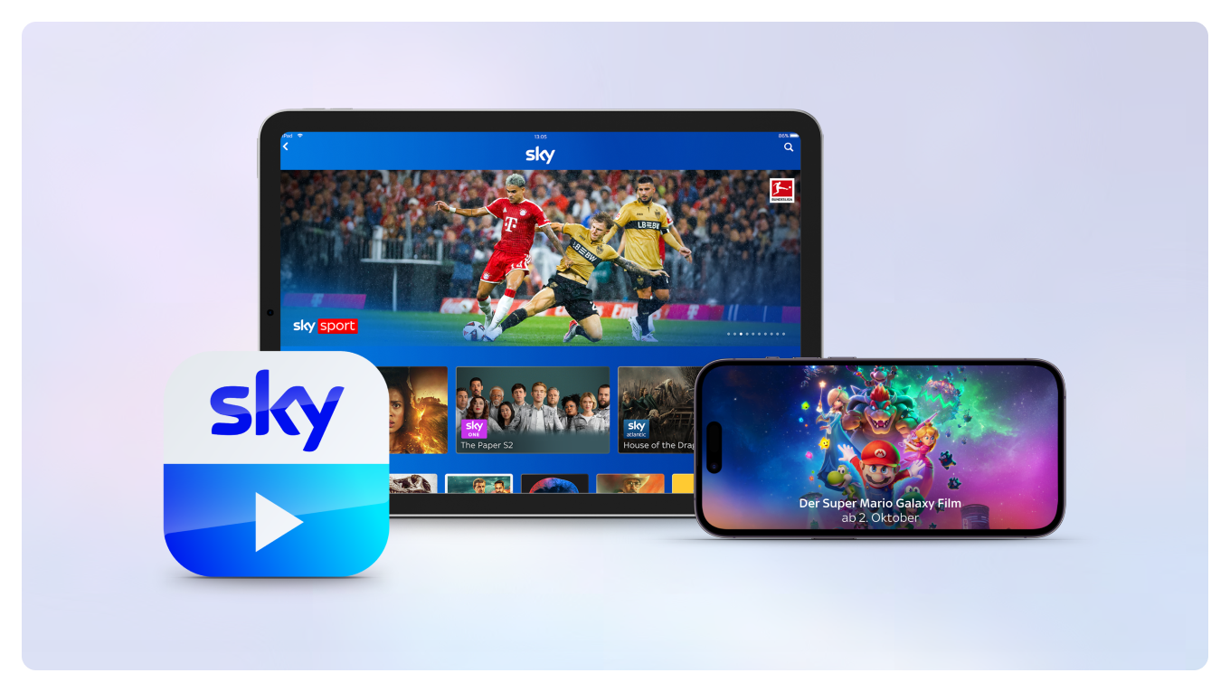 Ein Tablet mit der Sky Go UI, rechts davor ein Handy mit einem Sky-Inhalt und links davor das Sky-Go-Logo.