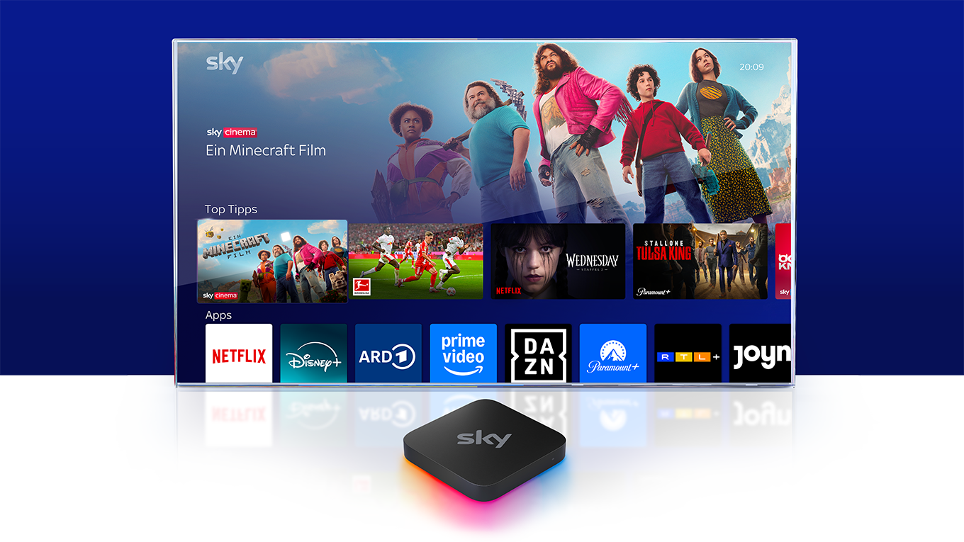 Sky Stream Box vor einem Fernseher, auf dem das Sky Stream UI zu sehen ist.