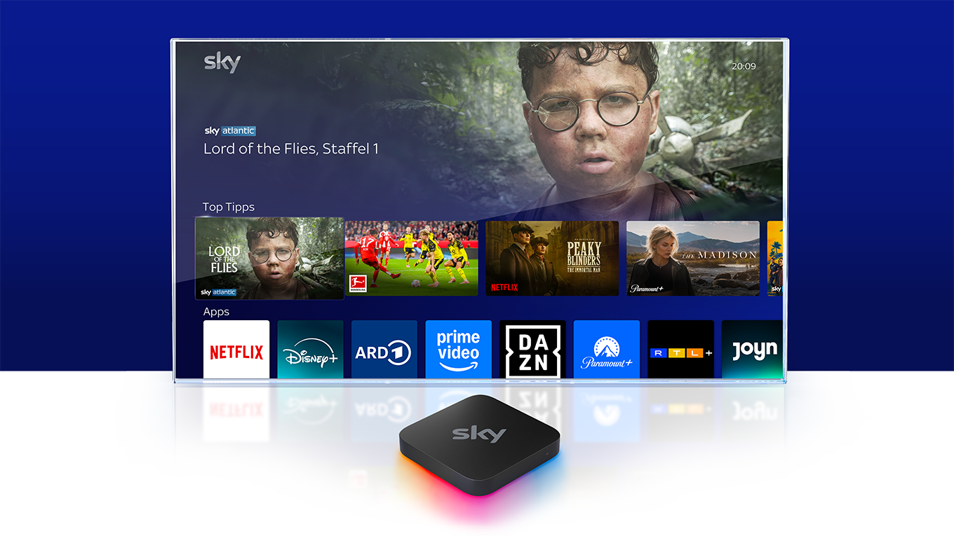 Sky Stream Box vor einem Fernseher, auf dem das Sky Stream UI zu sehen ist.