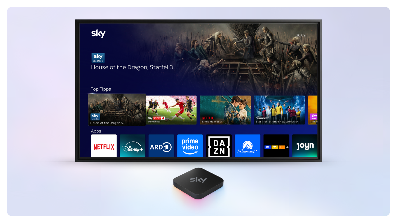 Sky Stream Box vor einem Fernseher, auf dem das Sky Stream UI zu sehen ist.