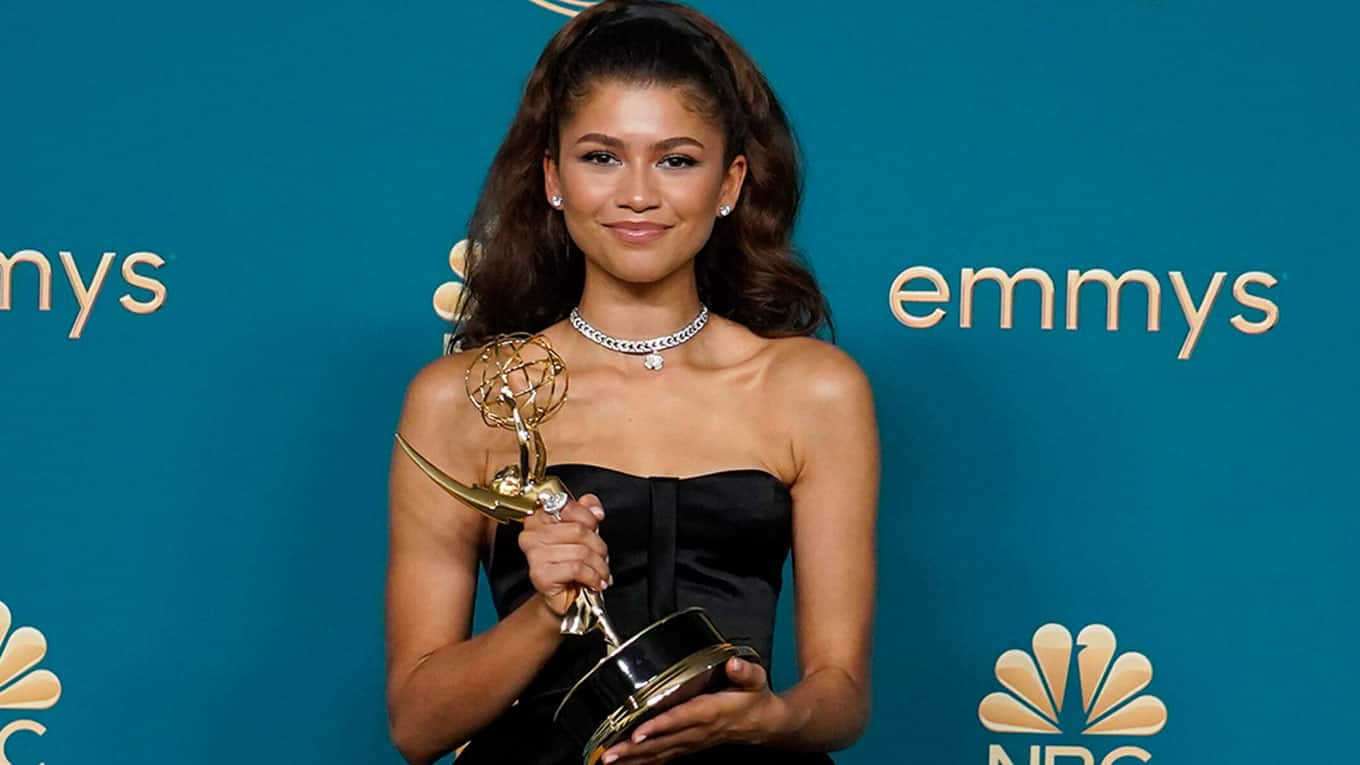 Schauspielerin Zendaya mit ihrem Emmy Award