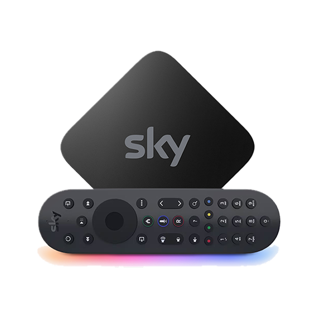 Aufgestellte Sky Stream Box hinter der zugehörigen Fernbedienung