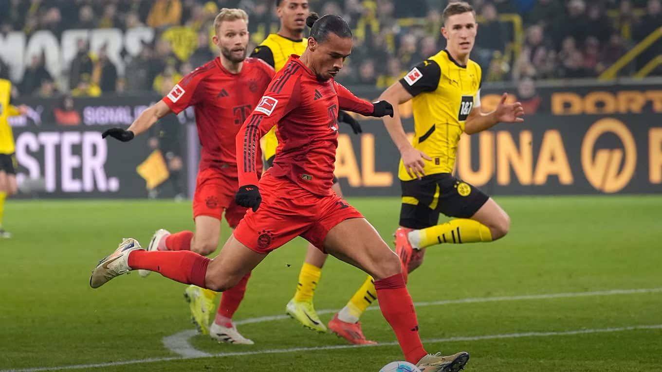 Spieler vom FC Bayern München in einem Spiel gegen den BVB.