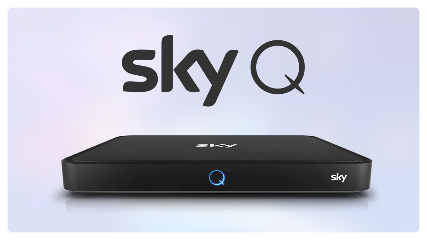 Frontansicht eines Sky Q Receivers unter dem Sky Q Logo in weiß.
