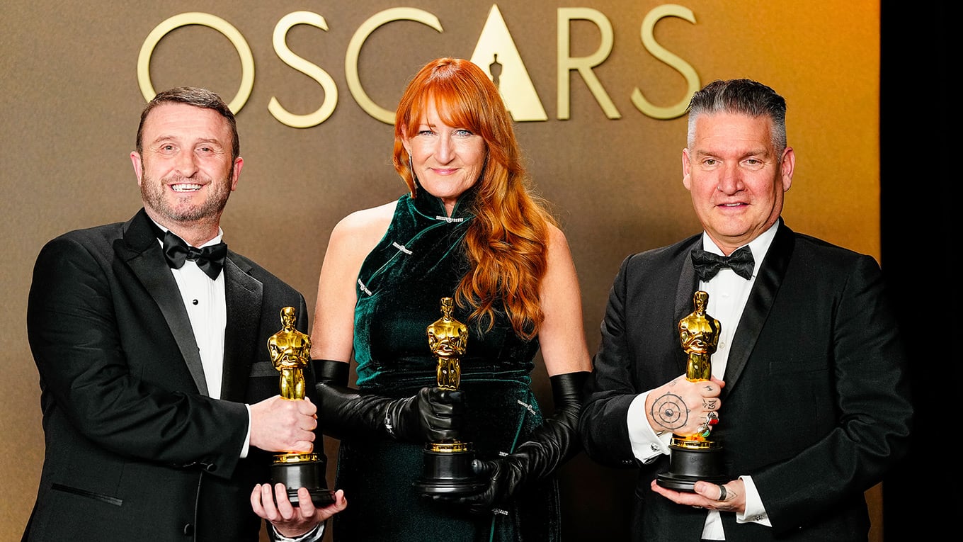 Mike Hill, Cliona Furey und Jordan Samuel mit ihren Oscars in der Kategorie Bestes Make-Up und Hairstyling für den Film Frankenstein