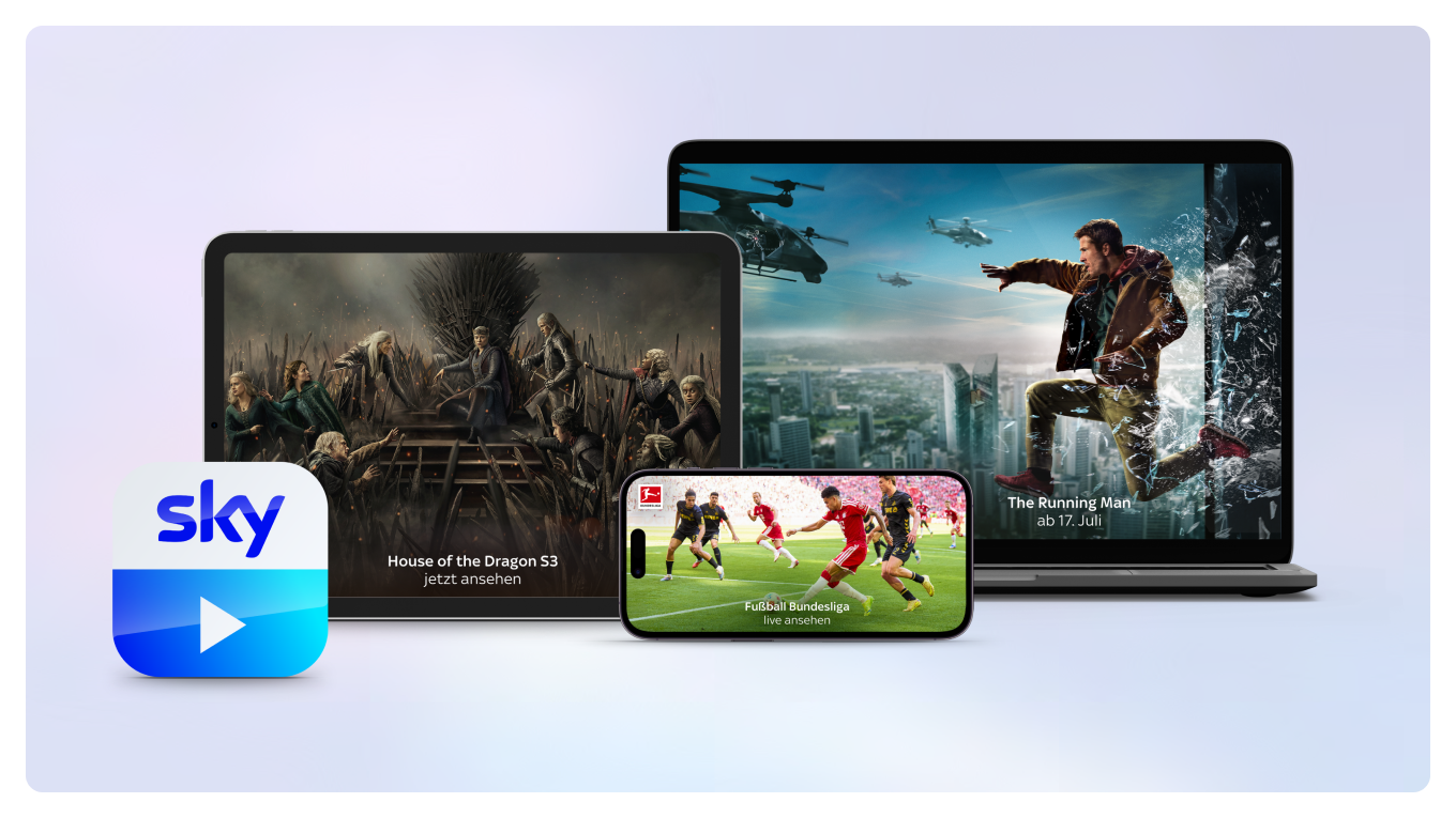 Ein Laptop, ein Tablet und ein Handy mit jeweils einem Sky-Inhalt und links davor das Sky-Go-Logo.