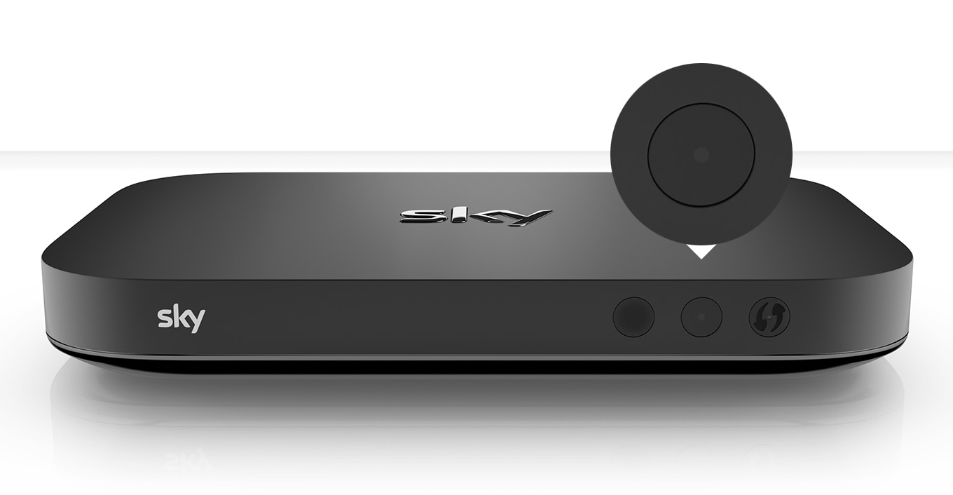 Schwarze Sky-TV-Box mit Sky-Logo, zwei Tasten im ausgeschalteten Zustand