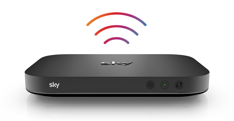 Schwarze Sky TV-Box mit 'sky'-Logo, darüber ein buntes WLAN-Symbol zeigt Verbindung zum Internet.