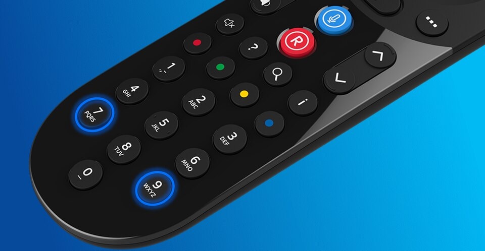 Schwarze Fernbedienung mit Zahlen, Lautstärkeregelung, Richtungstasten und Funktionstasten.