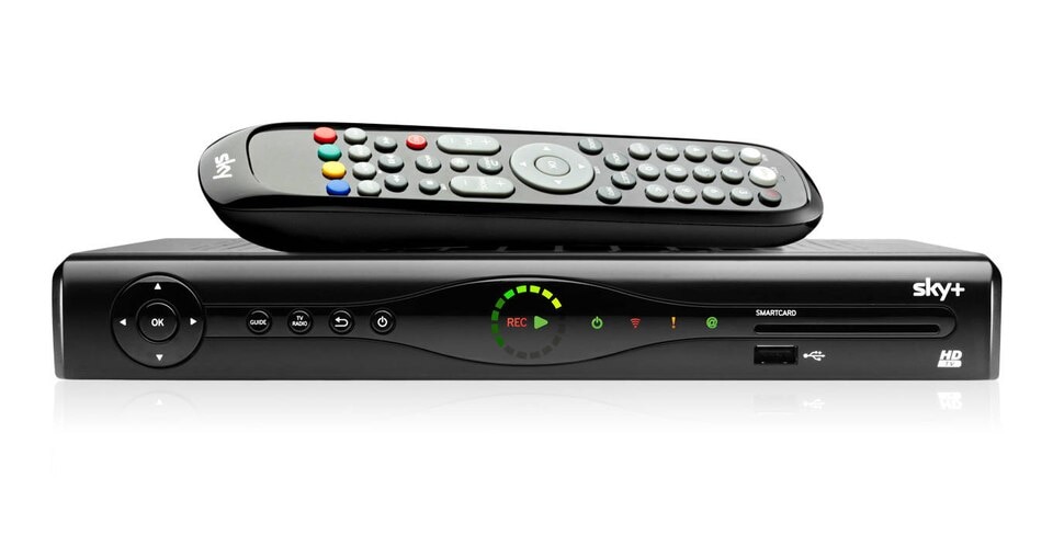 Sky+ HD-Receiver mit Fernbedienung obenauf, sichtbare Tasten und Anzeigen auf schwarzem Hintergrund