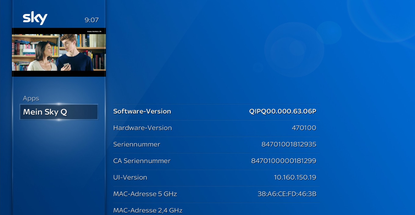 Sky Q Info-Bildschirm mit Software-, Hardware-Versionen, Seriennummern und MAC-Adressen.