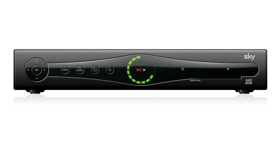 Sky-Receiver mit REC-, HD- und 3D+-Symbolen sowie Sky-Logo auf schwarzem Hintergrund
