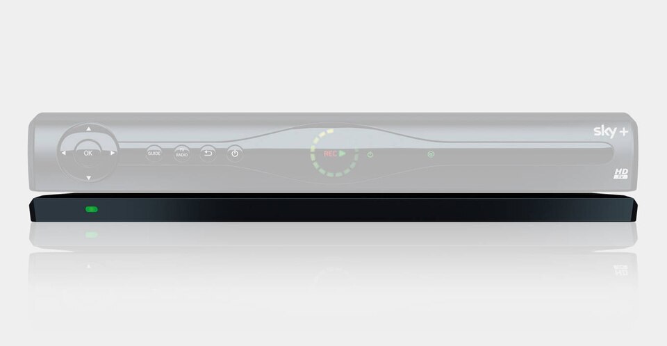 Sky+ HD-Receiver mit Sky+ und HD-Schrift, schwarzer Hintergrund, 500GB externe Festplatte verbunden.