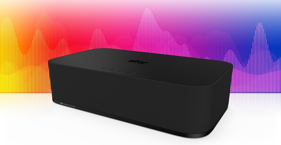 Schwarzes Sky-Gerät mit Logo oben, vor farbigem Hintergrund mit Wellen in Rot, Orange, Pink, Lila und Blau.