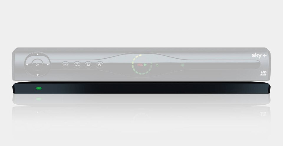 Sky+ HD-Receiver mit Sky+ und HD-Schrift, schwarzer Hintergrund, 500GB externe Festplatte verbunden.