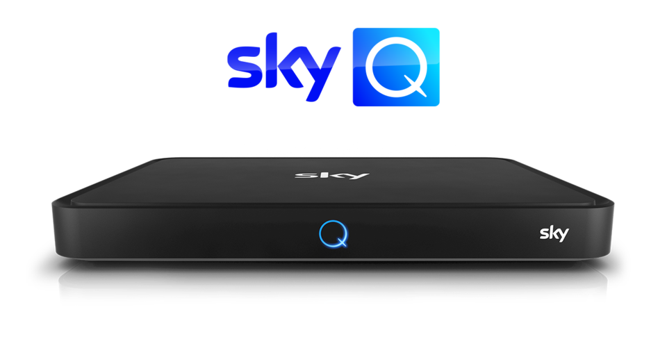 Sky Q Set-Top-Box mit blauem Sky Q Logo auf schwarzem Hintergrund