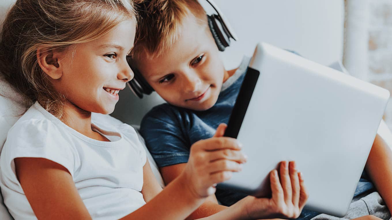 Kinder sehen Sky auf dem Laptop