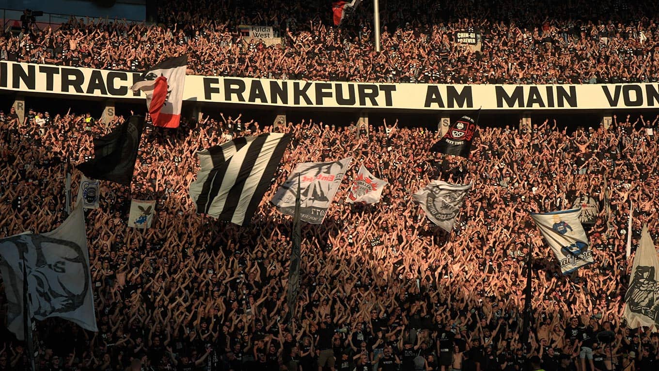 Eintracht Frankfurt Fans feuern im Stadion ihre Fußballmannschaft an.