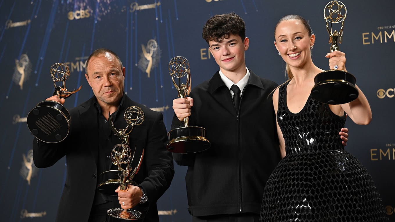 Bild von Emmy-Gewinnern Stephen Grahe, Owen Cooper und Erin Doherty mit ihren Awards