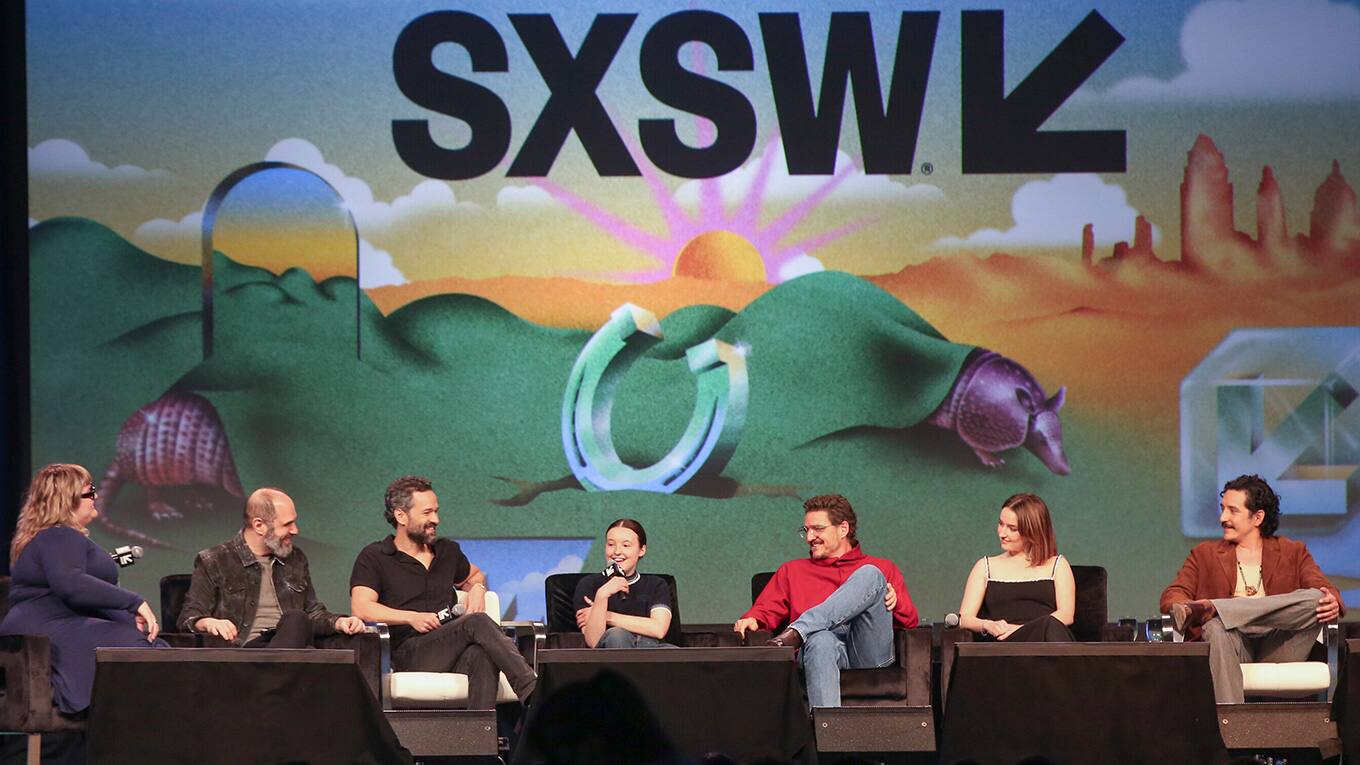 The Last of Us Panel auf der SXSW 2025 mit (v.l.): Moderatorin Joanna Robinson, Craig Mazin, Neil Druckmann, Bella Ramsey, Pedro Pascal, Kaitlyn Dever und Gabriel Luna
