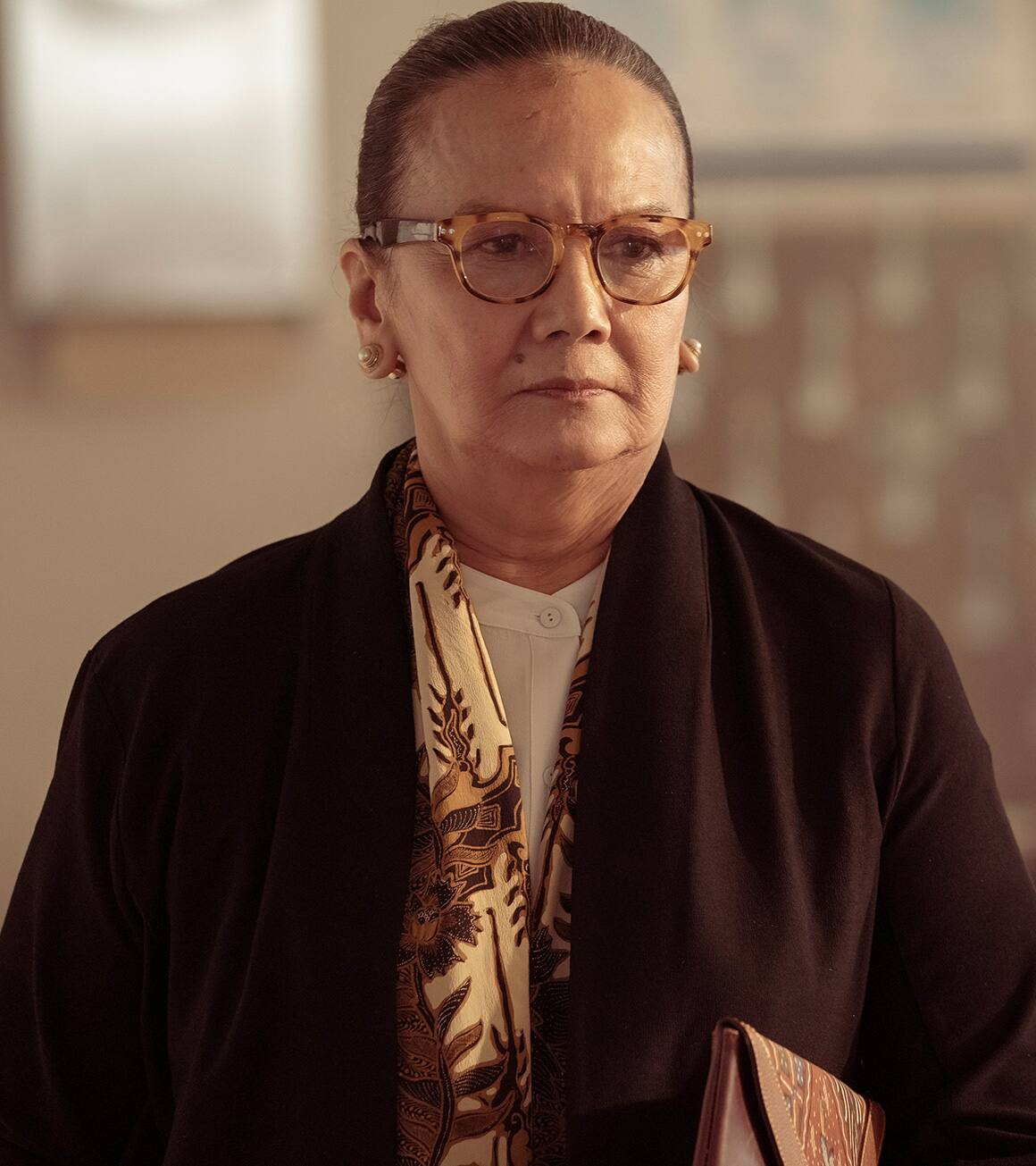 Christine Hakim als indonesische Wissenschaftlerin Ratna Pertiwi in The Last of Us Staffel 1 Folge 2.