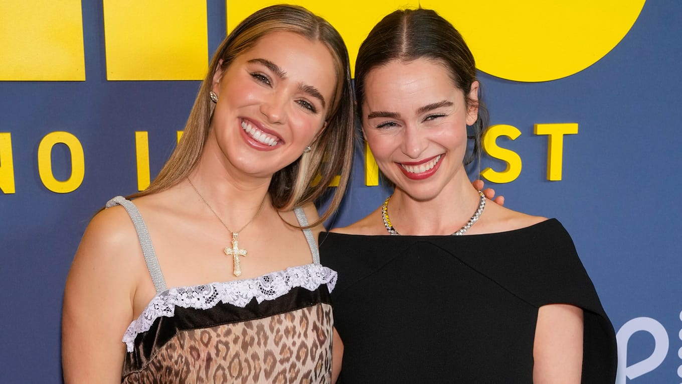 Bild von Schauspielerinnen Haley Lu Richardson und Emilia Clarke