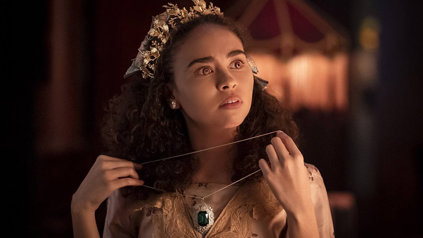 Bailey Bass als Claudia in 