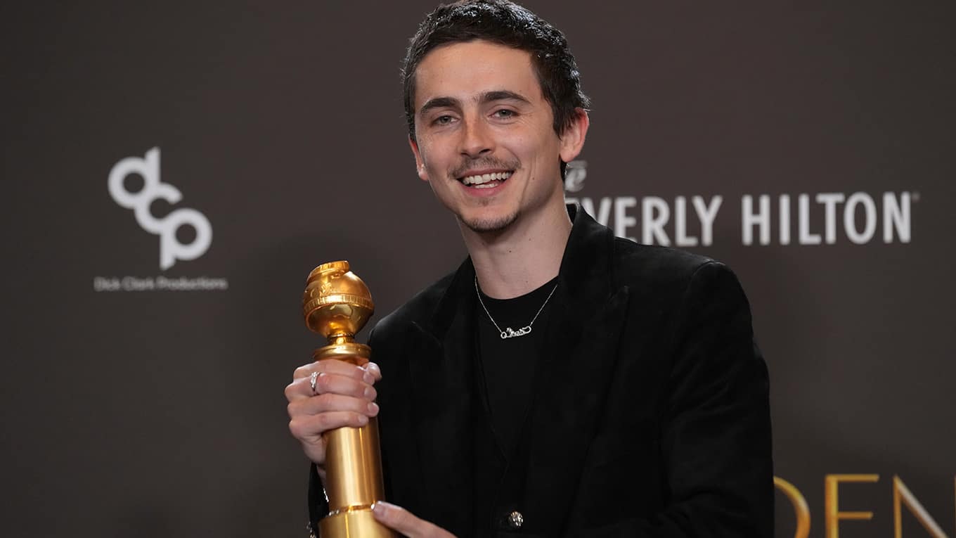 Schauspieler Timothée Chalamet mit seinem Golden Globe