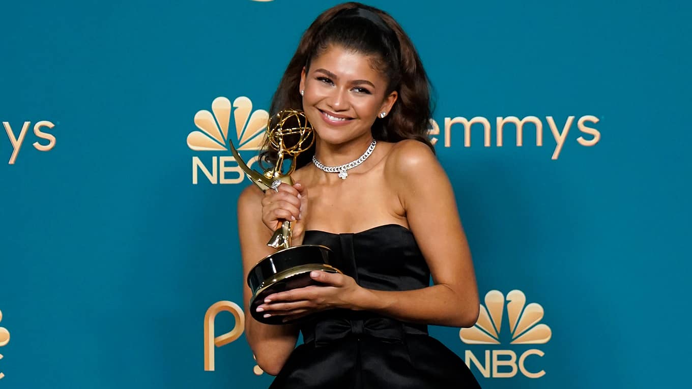 Foto der Schauspielerin Zendaya mit ihrem Emmy-Award 2022