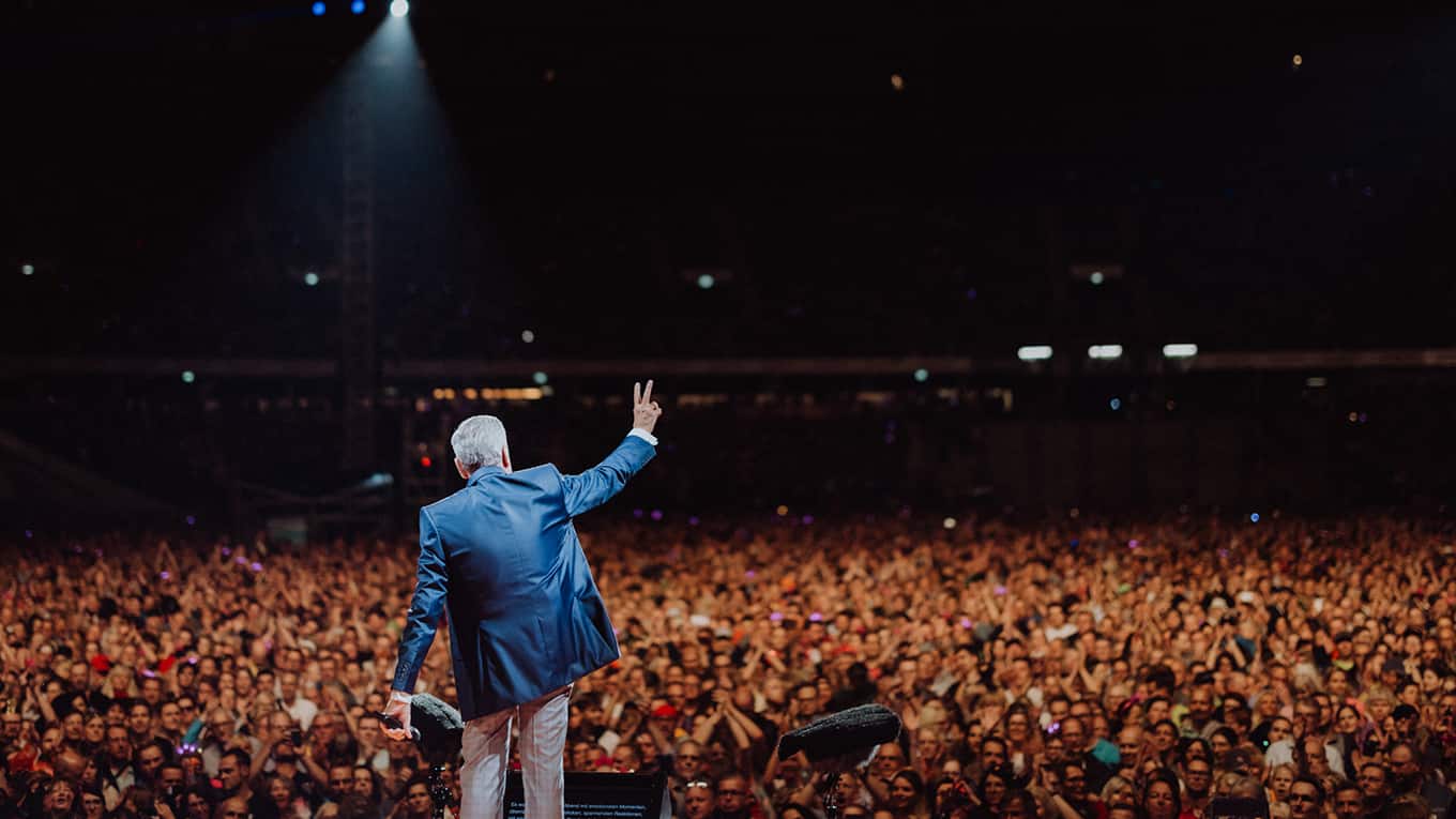 Foto von Roland Kaiser auf der Bühne vor einer großen Menschenmenge