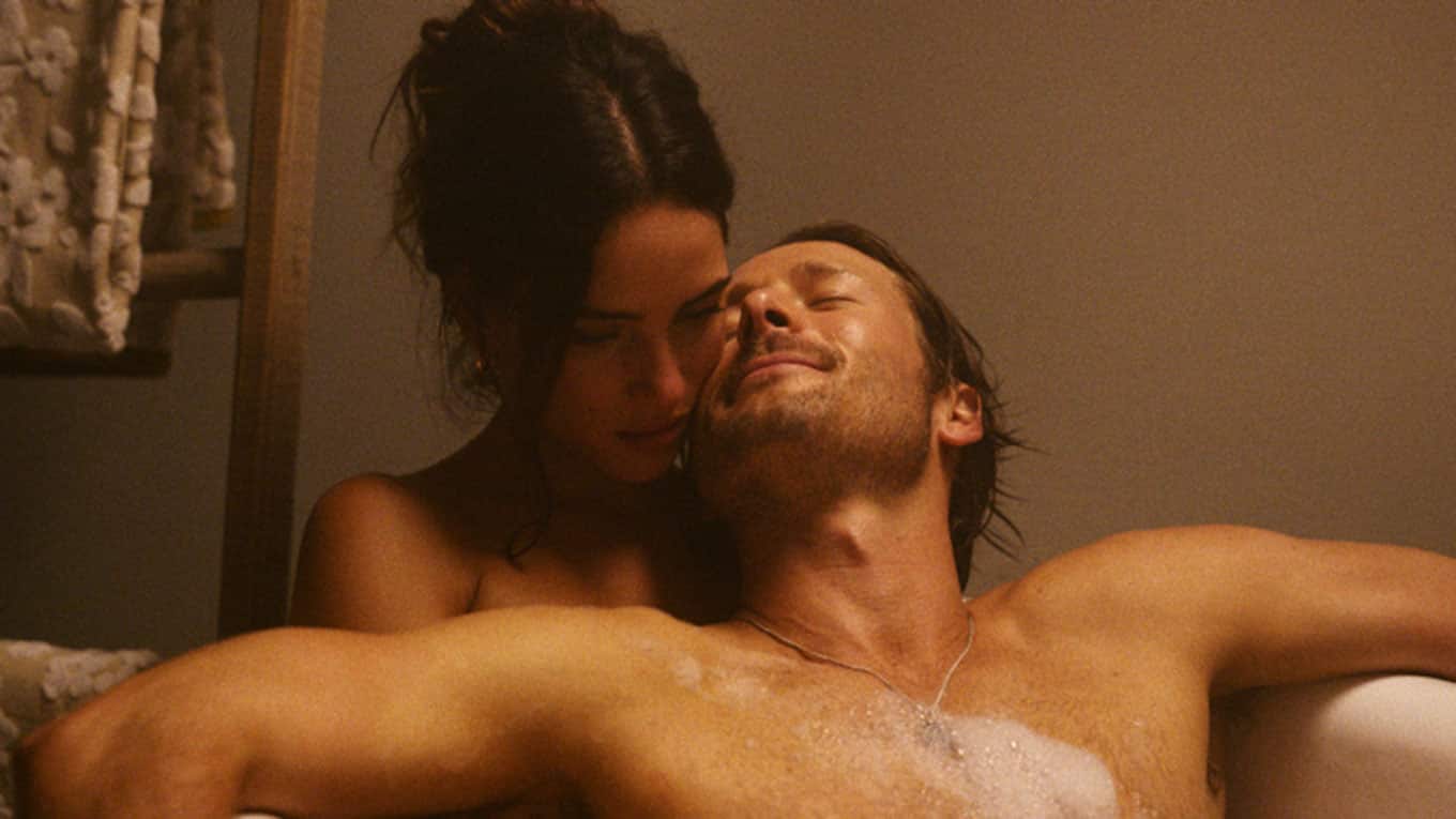 Adria Arjona und Glen Powell in 