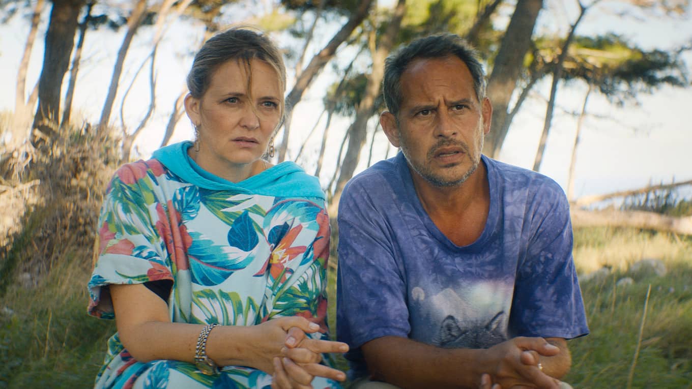 Szenenbild aus Alles Fifty Fifty mit Moritz Bleibtreu und Laura Tonke