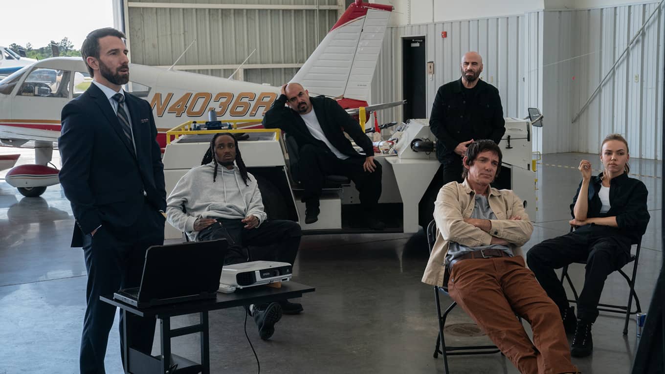 Szenenbild aus dem Actionthriller Cash Out 2 - Alles auf eine Karte mit John Travolta als Meisterdieb Mason in der Hauptrolle