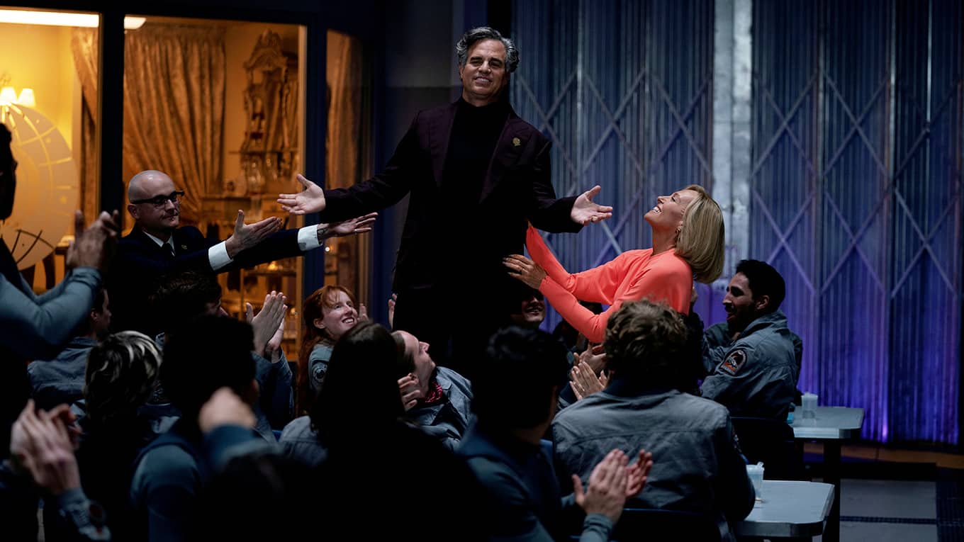 Szenenbild aus der Sci-Fi-Satire Mickey 17 mit Mark Ruffalo und Toni Collette