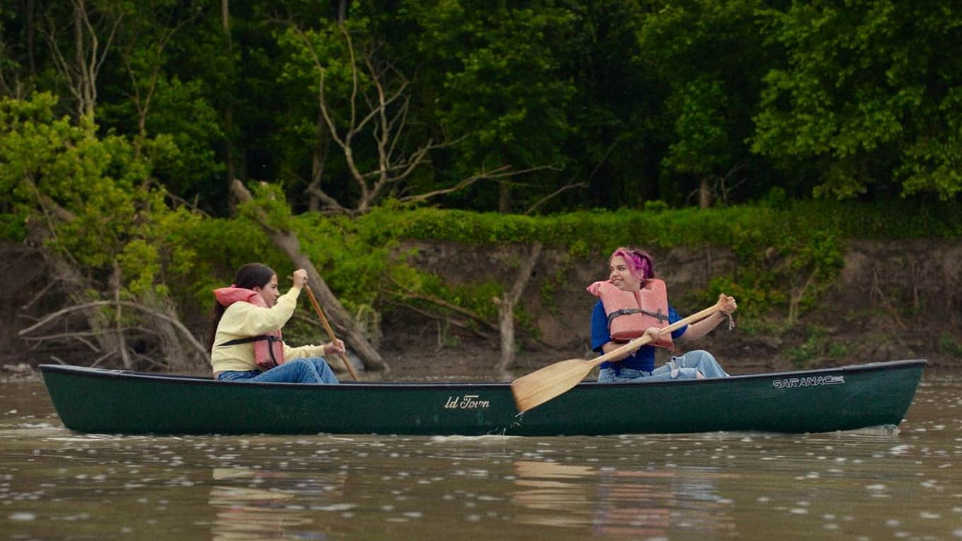Aza (Isabela Merced) und Freundin Daisy (Cree) in einem Boot