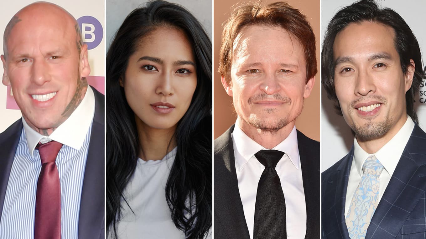 Schauspieler:in (v.l.) Martyn Ford, Ana Thu Nguyen, Damon Herriman, Desmond Chiam